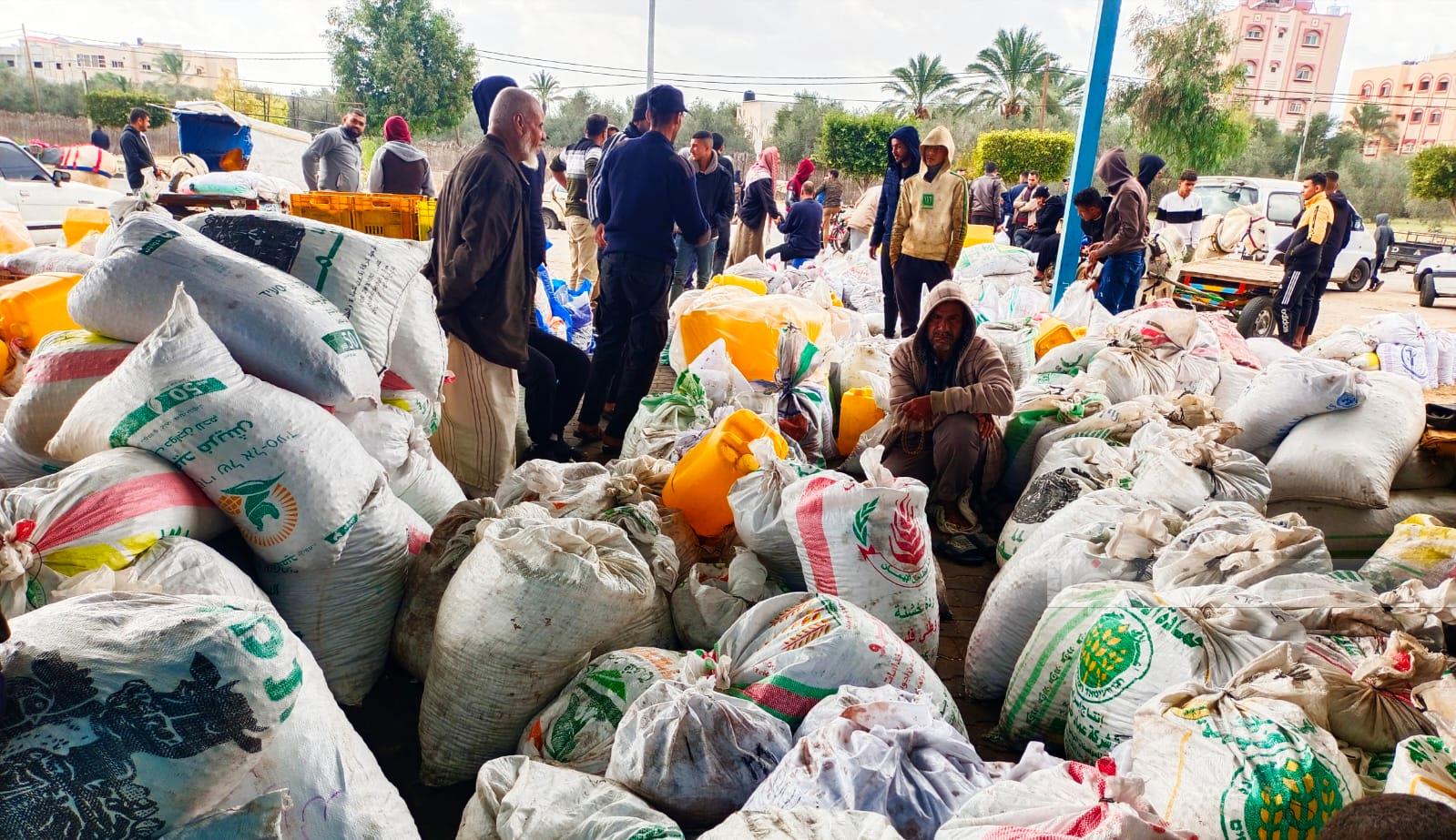مواطنون يعصرون ثمار الزيتون خلال التوقف المؤقت للعدوان. (تصوير رافي الملح/وفا)